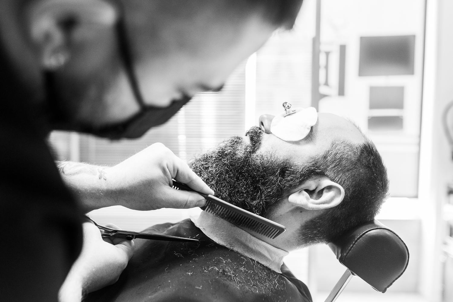Detalle de arreglo de barba con tijera