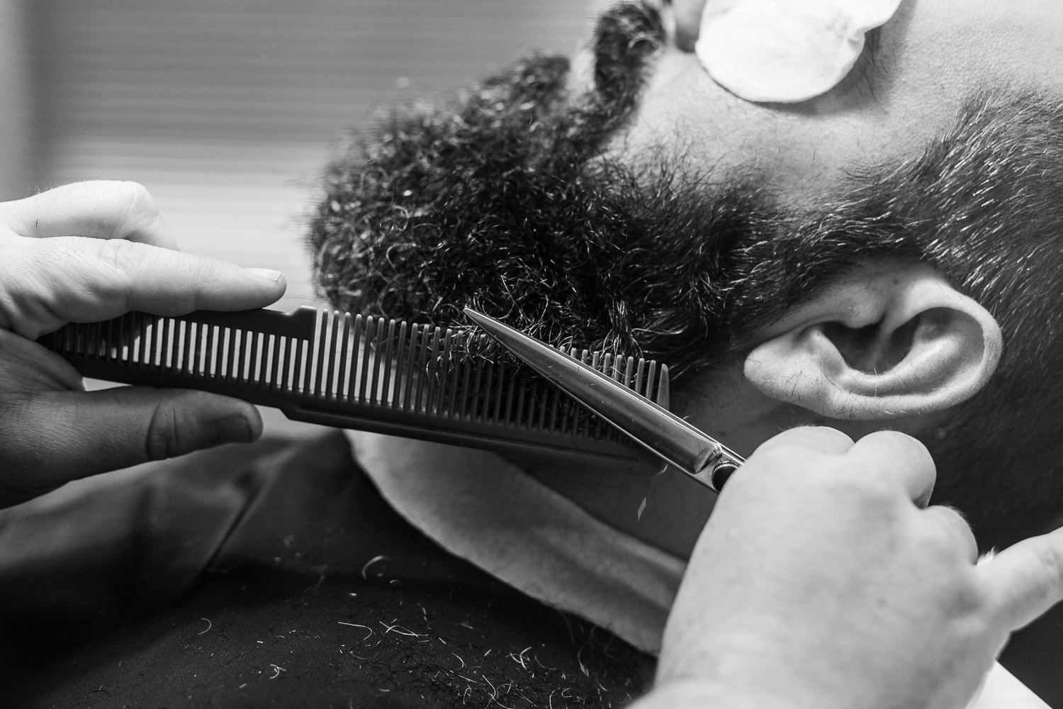 Detalle de tijera y peine de barbero