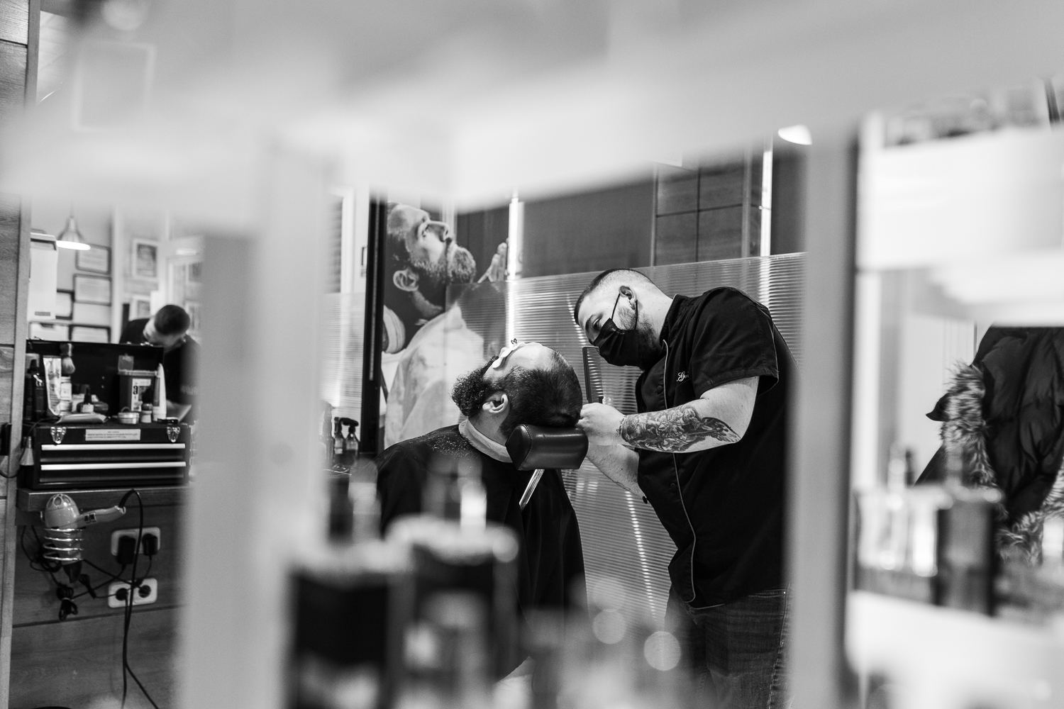 Corte de pelo reflejado en el espejo del puesto de trabajo