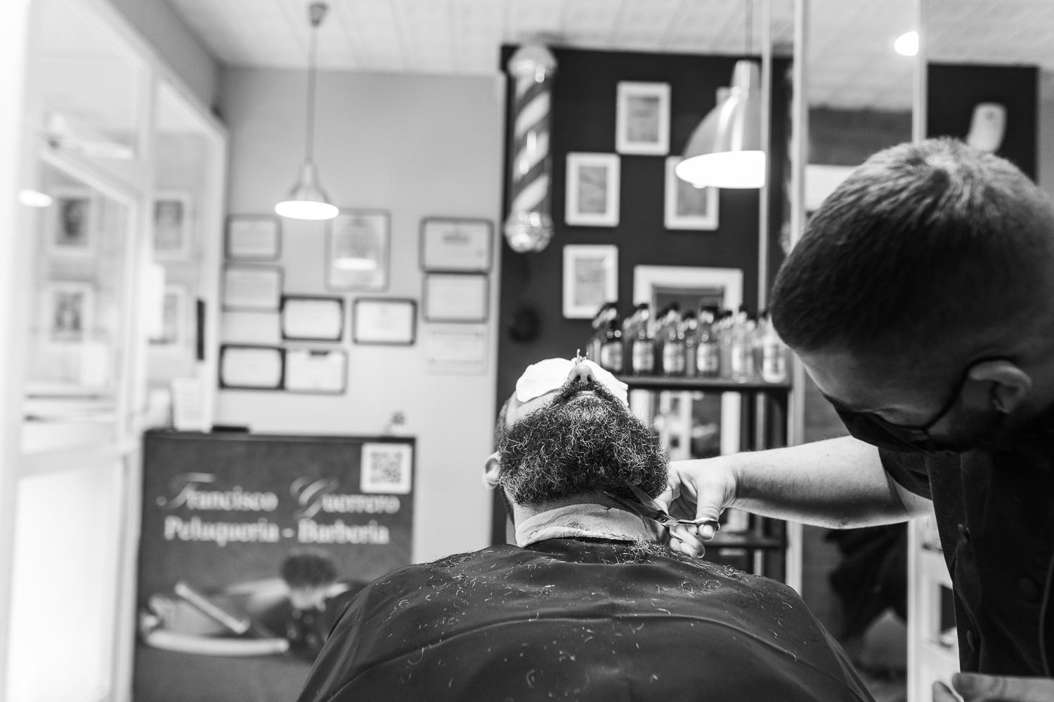 Rótulo de Francisco Guerrero Peluquería-Barbería en la entrada del local