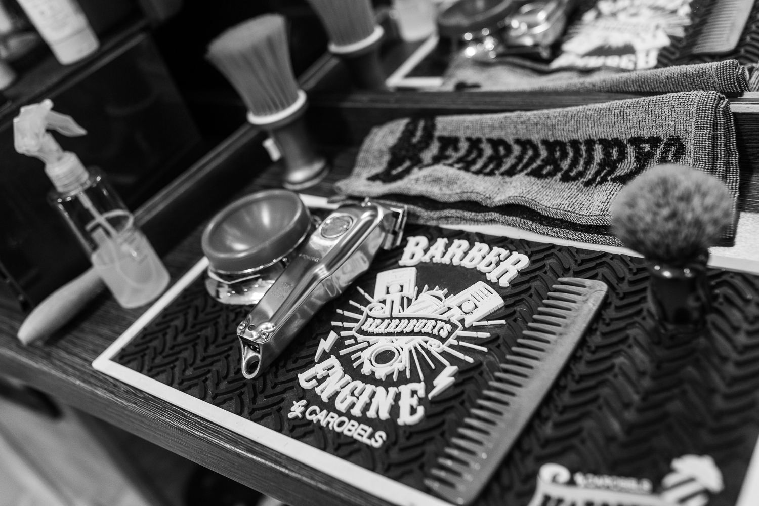 Herramientas de barbería sobre la mesa de trabajo