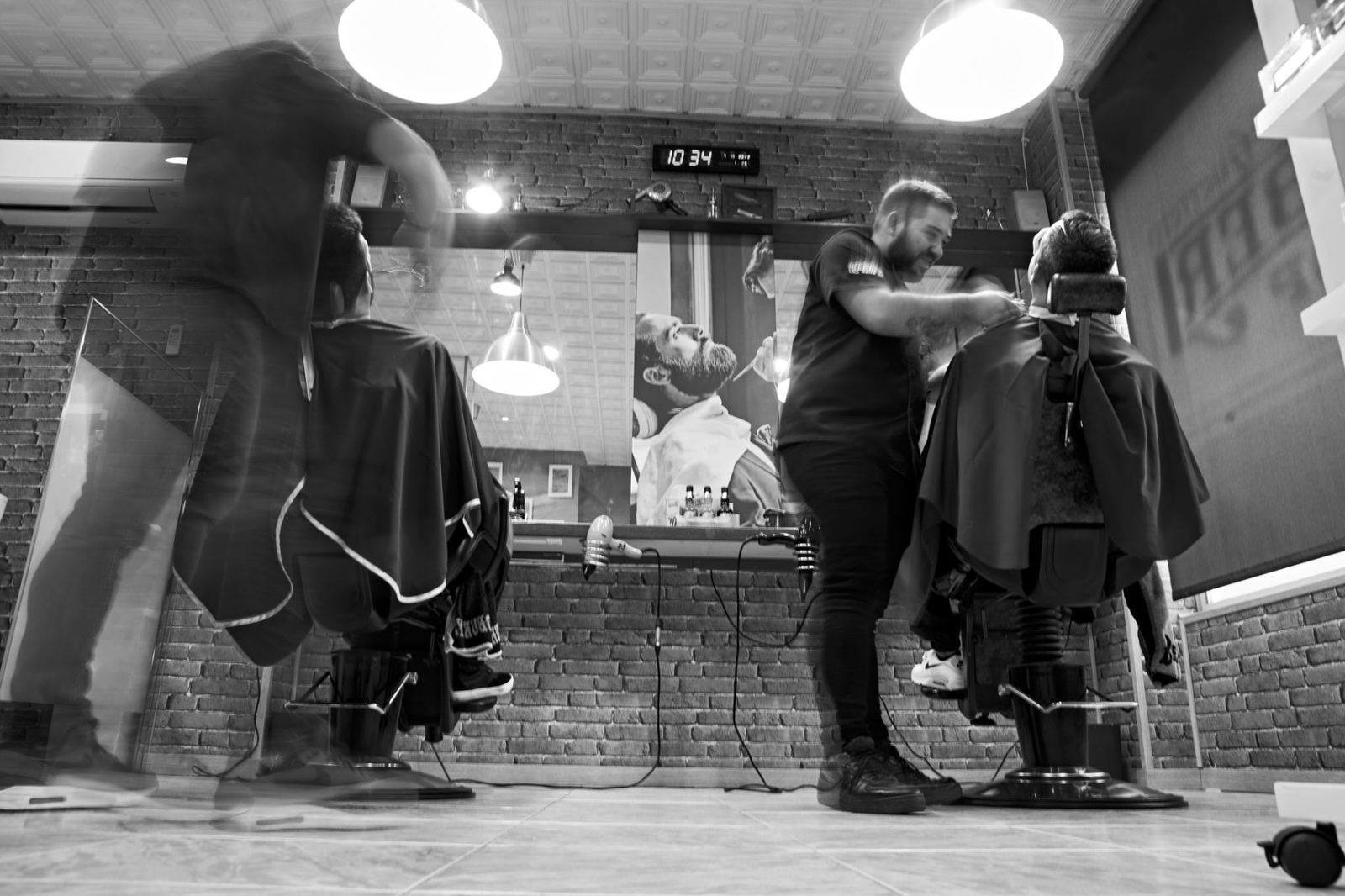 Vista panorámica del interior de la barbería