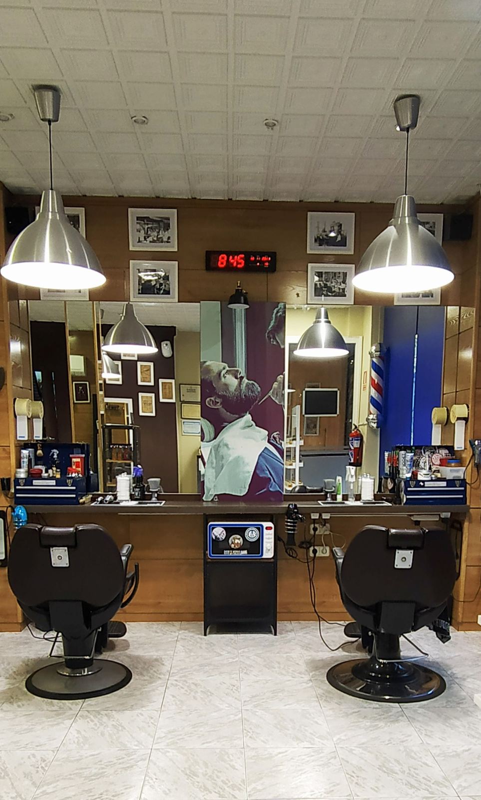 Sillones clásicos de barbero en el local