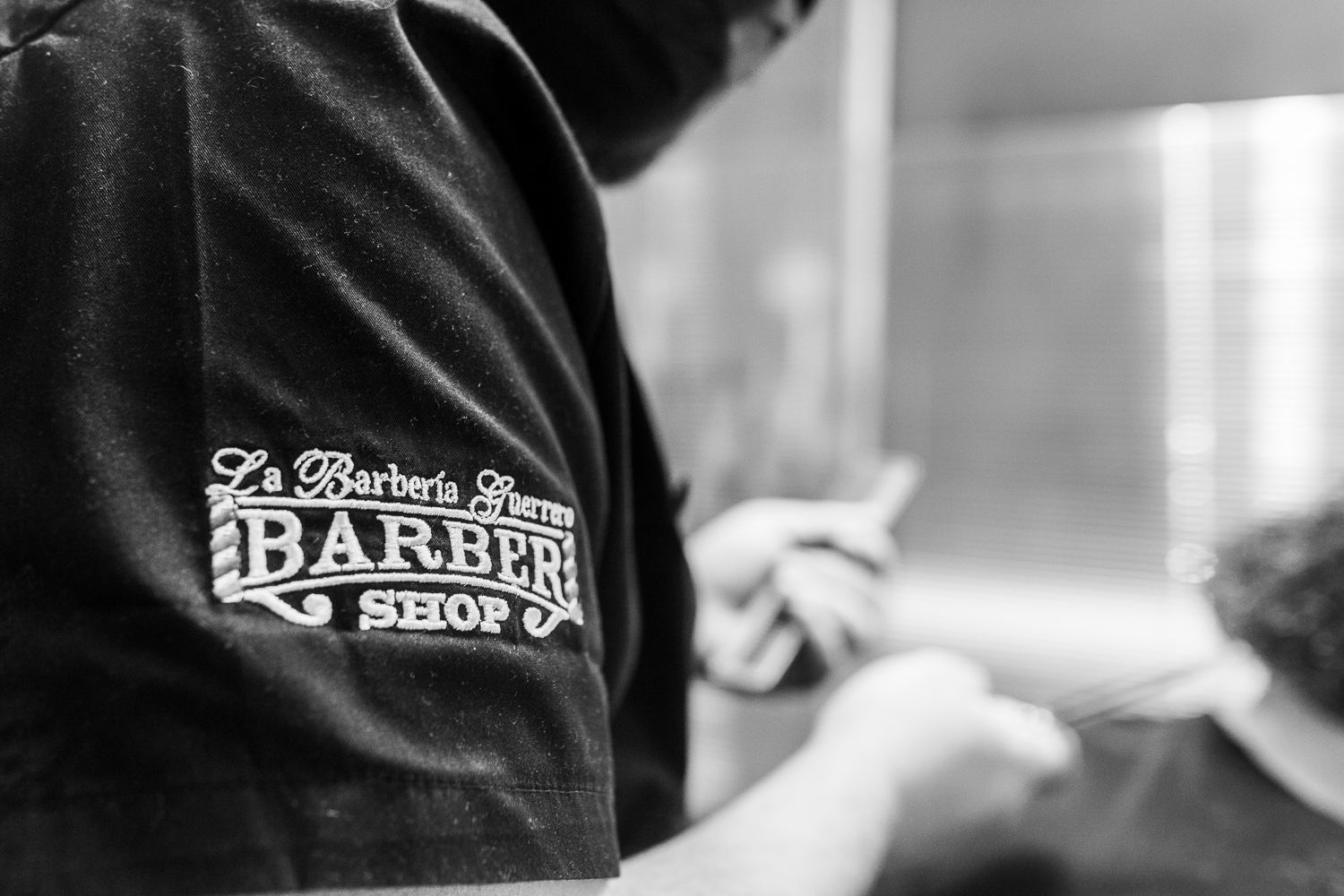 Logo de La Barbería Guerrero bordado en el uniforme