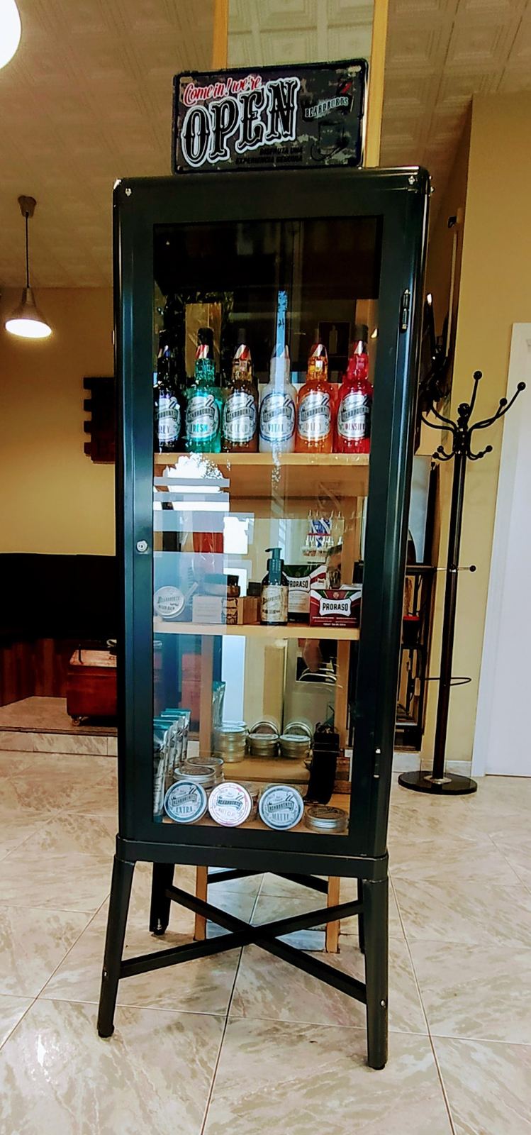 Vitrina de productos de barbería